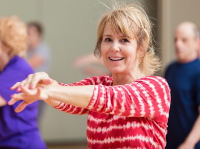 Ejercicio de baile de bajo impacto de 8 minutos para adultos mayores