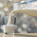 Leche de vaca, de avena, de almendras y otras: ¿cuál es la mejor leche para usted?