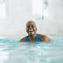 Rutina de intervalo de cardio de 20 minutos que puede hacer en la piscina