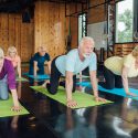 Esta rutina rápida de yoga también es un entrenamiento de fuerza en serio